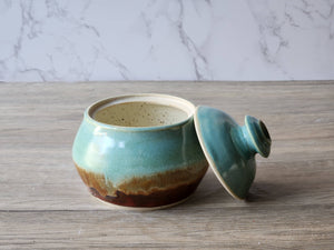 Rustic ceramic sugar dish – two-cup capacity storage jar