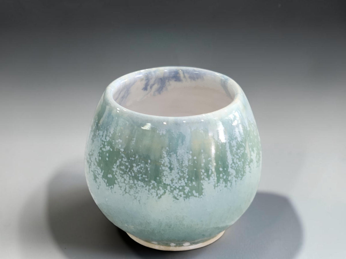 Rounded 250ml ceramic tea cup with glossy pale interior