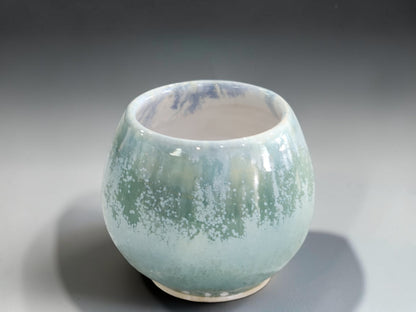 Rounded 250ml ceramic tea cup with glossy pale interior