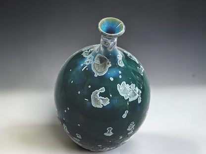 Upper view of the flared top of the decorative vase, which has an approximately 4 mm opening.